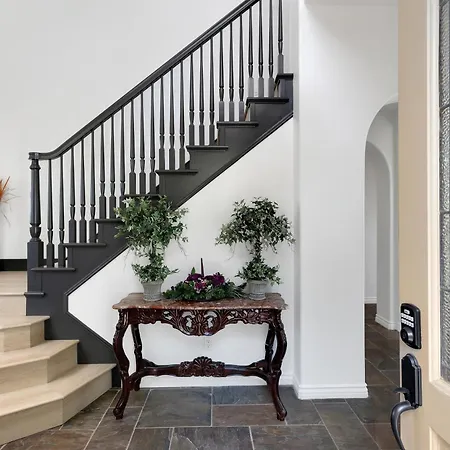 Spacious Luxury In Gated Community With Pool & Scenic Views Carlsbad
