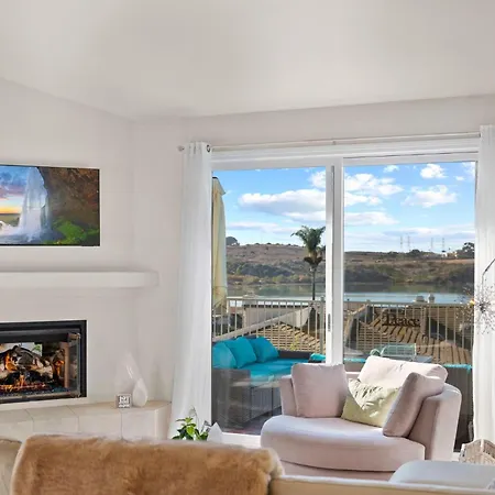 Retreat By The Sea -30-night Minimum Holiday home *