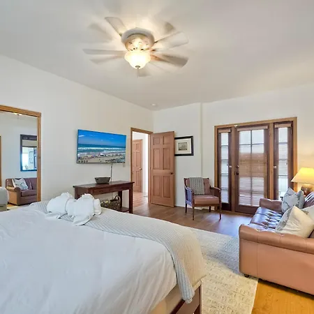 Direct Access, Views, 2br Upper Unit *