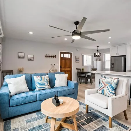 Luxury Duplex, Sleeps 9, Dog-friendly, Ac, Fire Pit & Grill