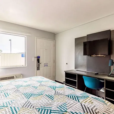 Hotel 6-carlsbad, Ca - East Near Legoland 3*