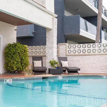 Beachwalk Aparthotel 4*
