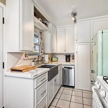 Holiday home Walk To - Ev Charger - Outdoor Dining - 2br Carlsbad