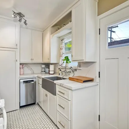 Walk To - Ev Charger - Outdoor Dining - 2br *