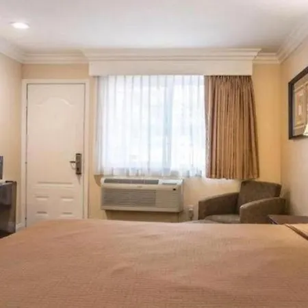 Rodeway Hotel 3*