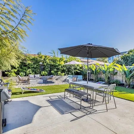 Large Backyard Holiday home