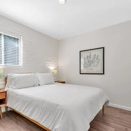 Comfortable 2br Walk To Holiday home *
