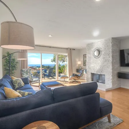 Luxury Coastal Escape | Sleeps 4 | Ocean Views + Amenities Holiday home
