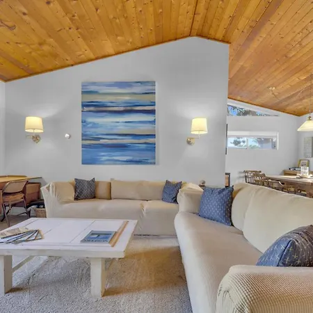 Holiday home 2 Blocks To Beach, Firepit, Sandbox, Bbq, Work