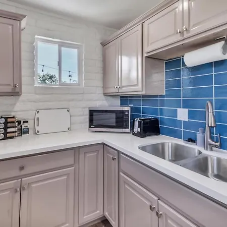 Comfortable 2br Walk To *