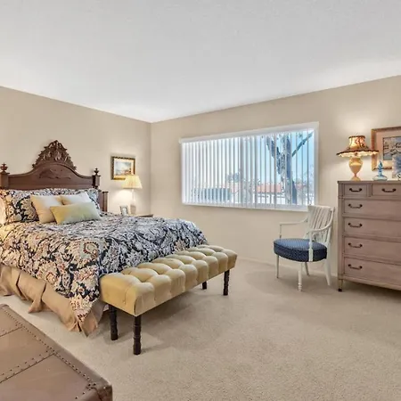2br With Views Near Shops And Food, Fast Wifi Carlsbad