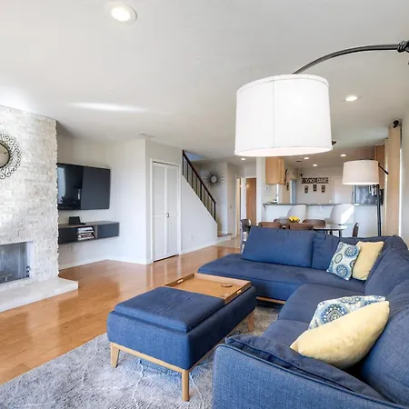 Holiday home Luxury Coastal Escape | Sleeps 4 | Ocean Views + Amenities *