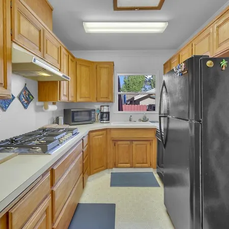 2 Blocks To Beach, Firepit, Sandbox, Bbq, Work Holiday home