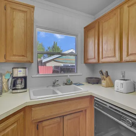 Holiday home 2 Blocks To Beach, Firepit, Sandbox, Bbq, Work Carlsbad