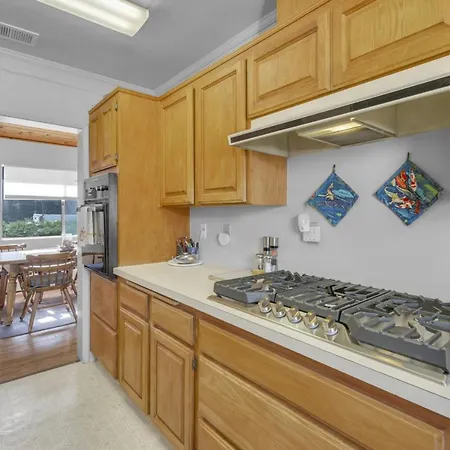 Holiday home 2 Blocks To Beach, Firepit, Sandbox, Bbq, Work *