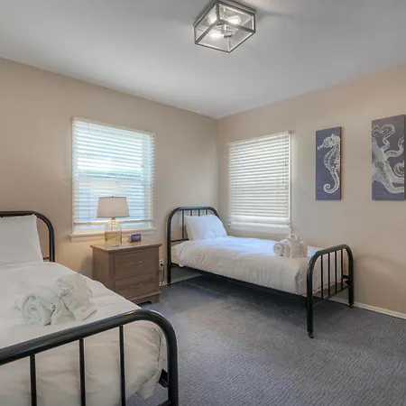 Coastal Steps From The | Walk To Village, Dog-friendly Holiday home Carlsbad