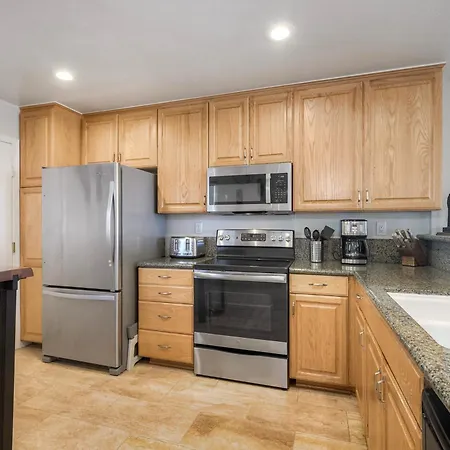Luxury Coastal Escape | Sleeps 4 | Ocean Views + Amenities *