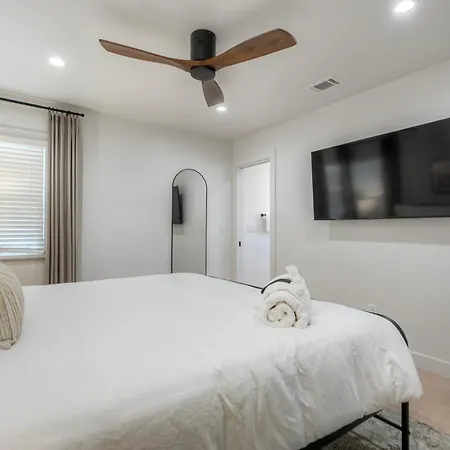 Modern Ocean-view Retreat W/ Firepit & Steps To Holiday home *
