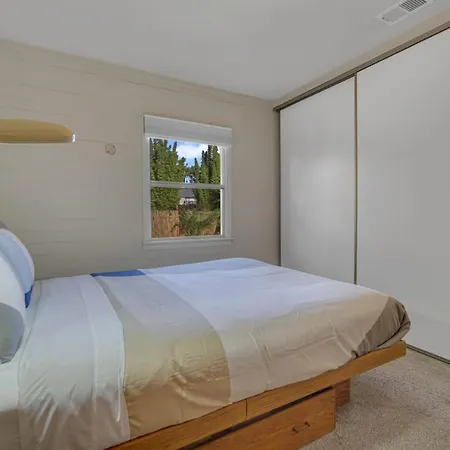 Holiday home 2 Blocks To Beach, Firepit, Sandbox, Bbq, Work *