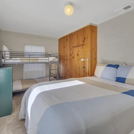 2 Blocks To Beach, Firepit, Sandbox, Bbq, Work Holiday home Carlsbad