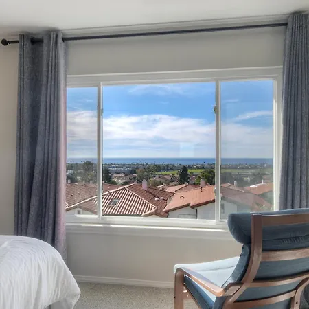 Luxury Coastal Escape | Sleeps 4 | Ocean Views + Amenities Holiday home *