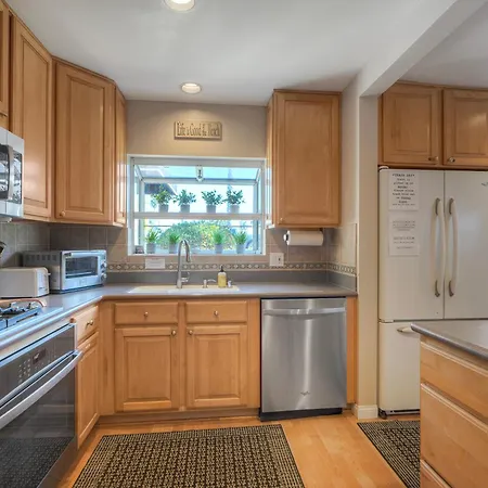 Coastal Steps From The | Walk To Village, Dog-friendly Holiday home Carlsbad