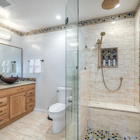Luxury Coastal Escape | Sleeps 4 | Ocean Views + Amenities *