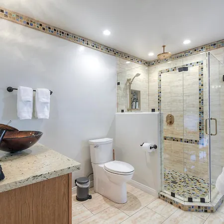 Luxury Coastal Escape | Sleeps 4 | Ocean Views + Amenities *