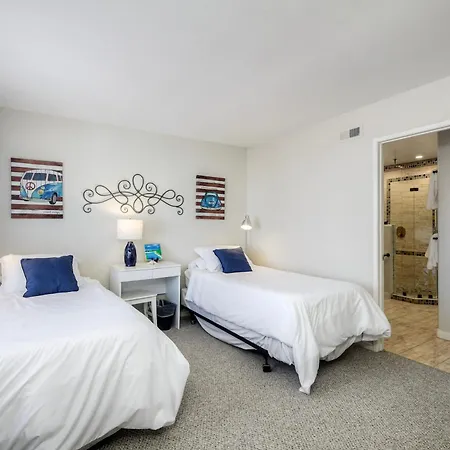 Luxury Coastal Escape | Sleeps 4 | Ocean Views + Amenities Holiday home