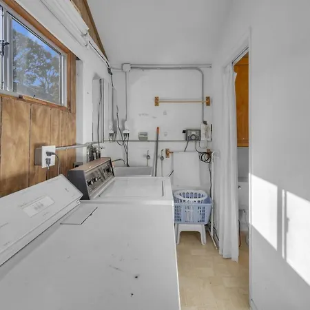 2 Blocks To Beach, Firepit, Sandbox, Bbq, Work Holiday home *