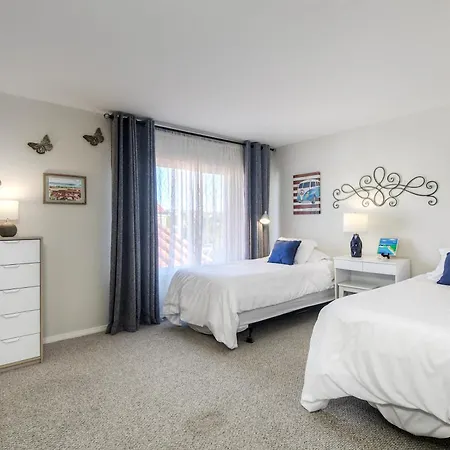 Luxury Coastal Escape | Sleeps 4 | Ocean Views + Amenities Holiday home *