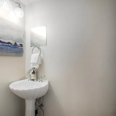 Luxury Coastal Escape | Sleeps 4 | Ocean Views + Amenities * Carlsbad