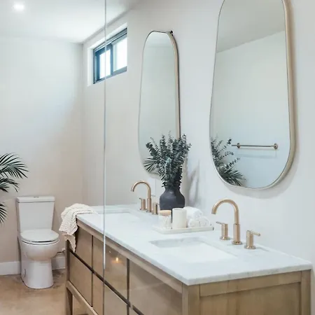 Holiday home Palm Grove Luxe King, Wet & Chefs Kitchen