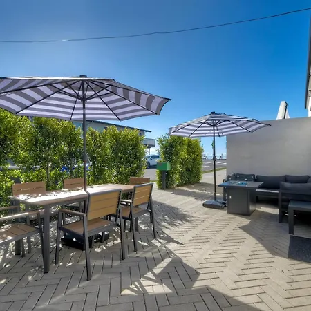 Modern Vacation With Ocean Views, Private Patio, Fire Pit & Walkable Location Apartment