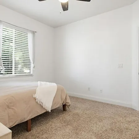 Apartment Quiet One And A Half Miles From The