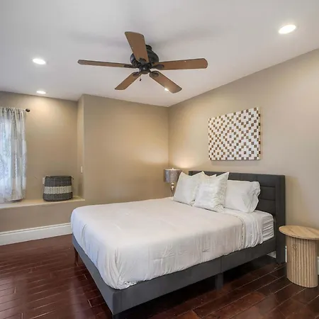 Aqua Vista For 10 Holiday home