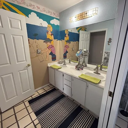 One Mile To The Coast In Carlsbad! Lovely Single Story, Family Friendly! Holiday home