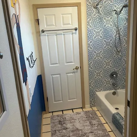 Holiday home One Mile To The Coast In Carlsbad! Lovely Single Story, Family Friendly! *