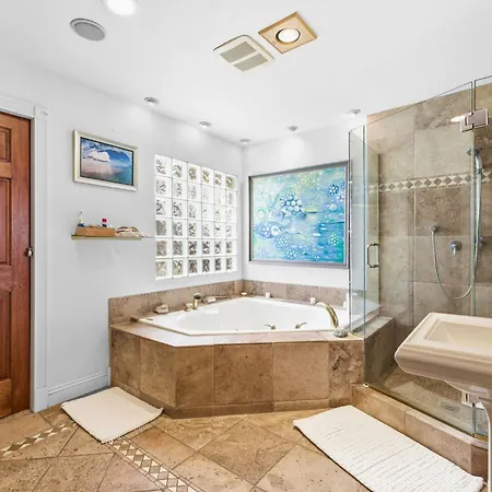 Holiday home Pool Retreat With Hot Tub And Patio