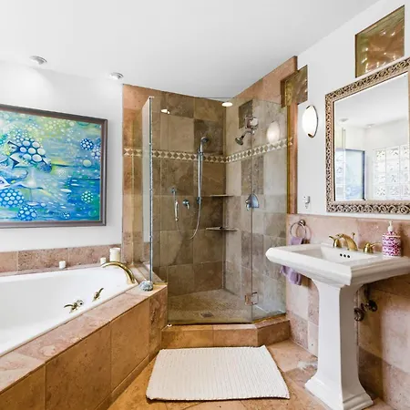 Pool Retreat With Hot Tub And Patio Holiday home *