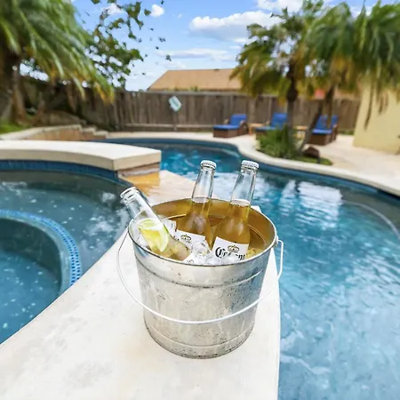 Holiday home Pool Retreat With Hot Tub And Patio