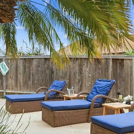 Pool Retreat With Hot Tub And Patio *