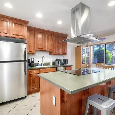 90 Walk Score, Private Patio, Steps To & Dining, Parking Carlsbad