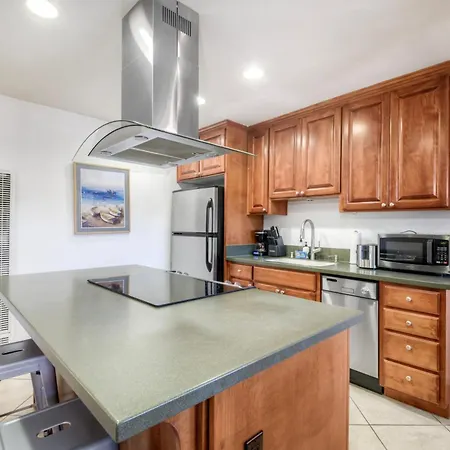 90 Walk Score, Private Patio, Steps To & Dining, Parking Carlsbad