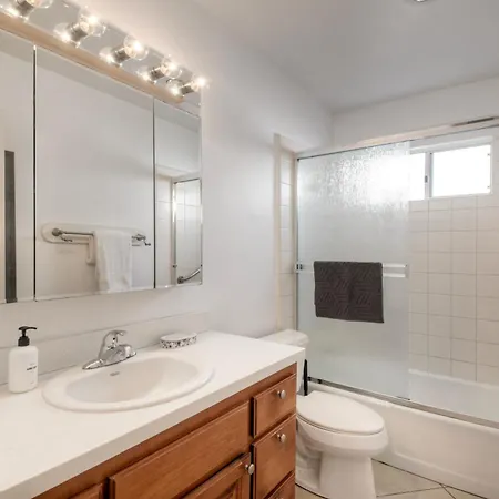 Apartment 90 Walk Score, Private Patio, Steps To & Dining, Parking