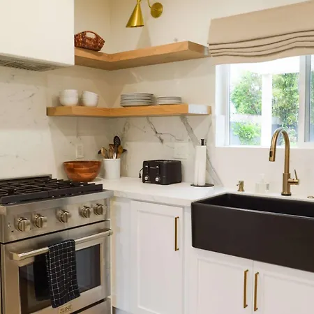 Elegant 2br With Outdoor Space Holiday home