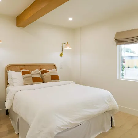 Elegant 2br With Outdoor Space