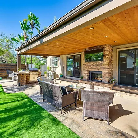 Holiday home Walk To Lagoon! Luxe Coastal Escape W/ Pool Table *