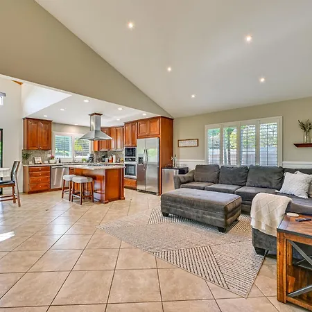 Holiday home Walk To Lagoon! Luxe Coastal Escape W/ Pool Table