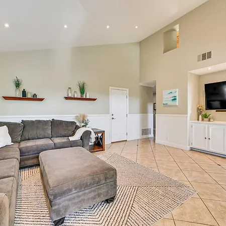 Walk To Lagoon! Luxe Coastal Escape W/ Pool Table Holiday home *